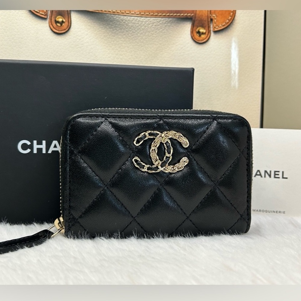 Chanel zippered interlocking CC lambskin zip around coin pouch card holder - Picture 9 of 10